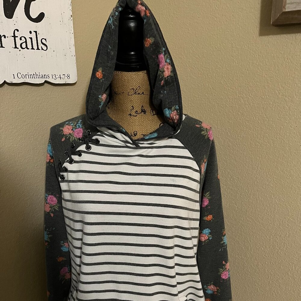 Beautiful Maurices Hoodie shirt size Large